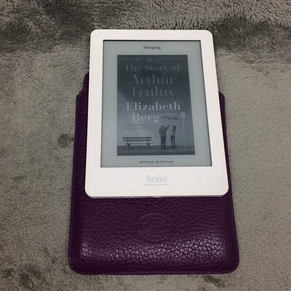 Kobo Glo N613 E-Reader 6 inch E-Ink Backlight WiFi 2GB with Roots Case Bundle